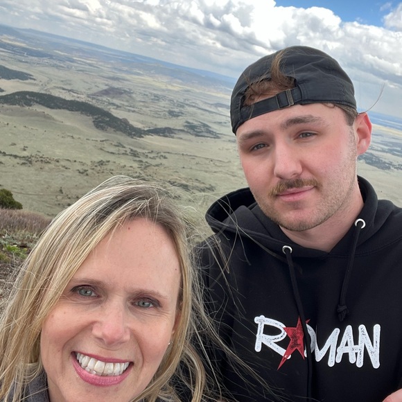 LIVE & SHARE w/Leah @hhichik - Picture 3 of 8